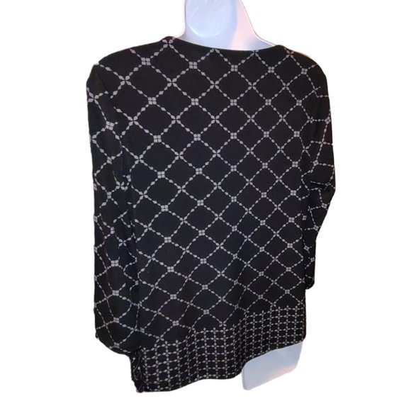 Liz Claiborne Career Black White Geometric Stretch Top Size Med Petite - Picture 2 of 6